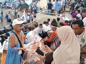 Sandiaga Dapat Uang Saweran Pendukung saat Kampanye di Magetan