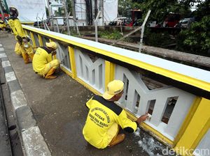 Biar Ciamik, Jembatan KH Mas Mansyur Dicat Tiga Warna Biar Ciamik, Jembatan KH Mas Mansyur Dicat Tiga Warna