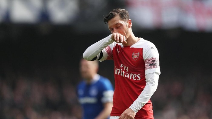 Soccer Football - Premier League - Everton v Arsenal - Goodison Park, Liverpool, Britain - April 7, 2019  Arsenals Mesut Ozil during the match             Action Images via Reuters/Lee Smith  EDITORIAL USE ONLY. No use with unauthorized audio, video, data, fixture lists, club/league logos or live services. Online in-match use limited to 75 images, no video emulation. No use in betting, games or single club/league/player publications.  Please contact your account representative for further details.