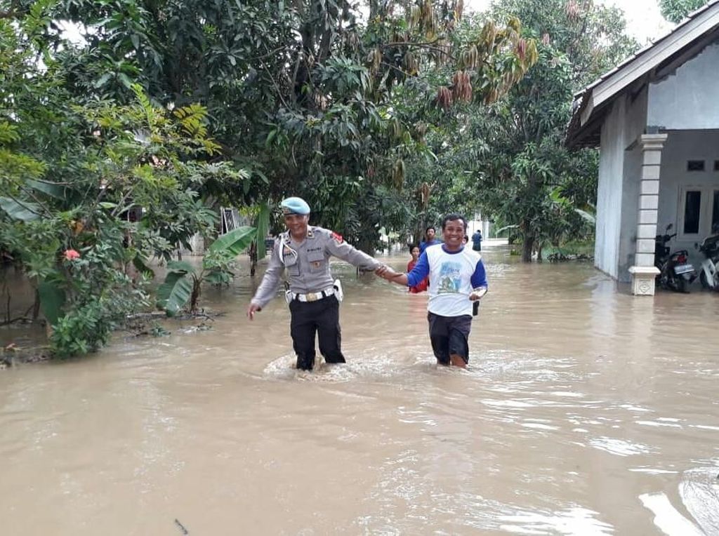 Ribuan Rumah di Indramayu Terendam Banjir Luapan Sungai Cimanuk Ribuan Rumah di Indramayu Terendam Banjir Luapan Sungai Cimanuk