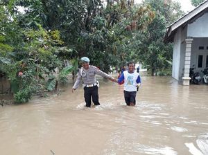 Ribuan Rumah di Indramayu Terendam Banjir Luapan Sungai Cimanuk Ribuan Rumah di Indramayu Terendam Banjir Luapan Sungai Cimanuk