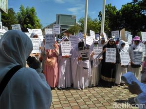 Tolak RUU-PKS, Emak-emak Geruduk DPR Aceh