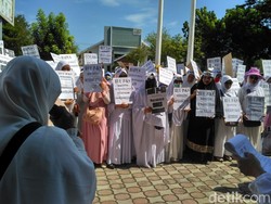 Tolak RUU-PKS, Emak-emak Geruduk DPR Aceh