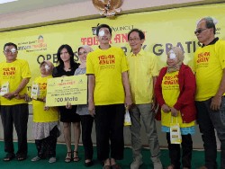Tolak Angin & Christine Panjaitan Gelar Operasi Katarak Gratis