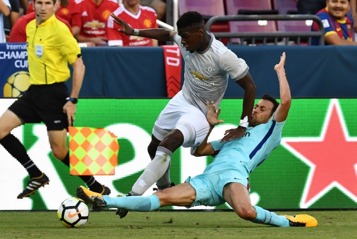 Bek Manchester United Marcos Rojo mengakui bahwa Barcelona lebih diunggulkan. (Foto: Nicholas Kamm / AFP)