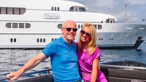 Gaya Mewah Bos Ponsel Berduit Rp 34 Triliun dan Pacar Cantiknya