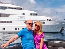 Gaya Mewah Bos Ponsel Berduit Rp 34 Triliun dan Pacar Cantiknya