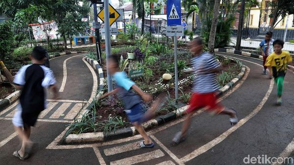 Serunya Bermain Sambil Belajar di RPTRA Kebon Pala Berseri