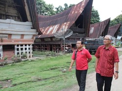 Kemenpar Bagikan KUR dan Bantuan untuk Homestay di Danau Toba