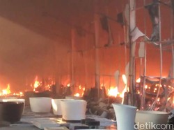 Pabrik Pembuatan Bak Mandi di Pasuruan Terbakar