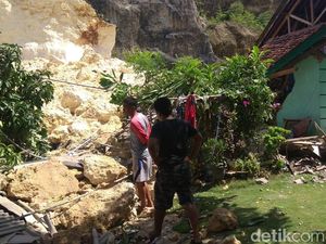 Tambang Gamping Ilegal di Pangandaran Longsor Timpa Rumah Warga Tambang Gamping Ilegal di Pangandaran Longsor Timpa Rumah Warga