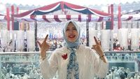 Foto: Gaya Putih Biru Istri Sandiaga Uno di Kampanye Akbar Prabowo