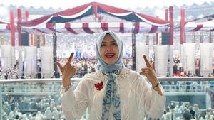 Foto: Gaya Putih Biru Istri Sandiaga Uno di Kampanye Akbar Prabowo