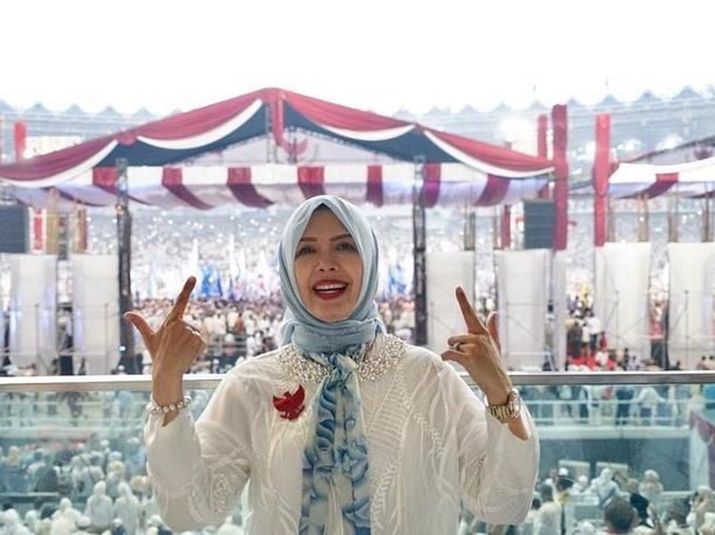 Alasan Istri Sandiaga Uno Tetap Pakai Hijab Biru Meski Pilpres Sudah Usai Alasan Istri Sandiaga Uno Tetap Pakai Hijab Biru Meski Pilpres Sudah Usai