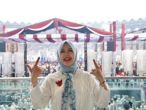 Alasan Istri Sandiaga Uno Tetap Pakai Hijab Biru Meski Pilpres Sudah Usai Alasan Istri Sandiaga Uno Tetap Pakai Hijab Biru Meski Pilpres Sudah Usai