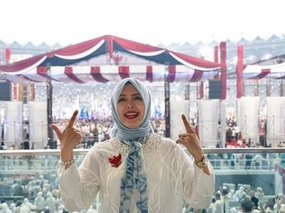 Foto: Gaya Putih Biru Istri Sandiaga Uno di Kampanye Akbar Prabowo