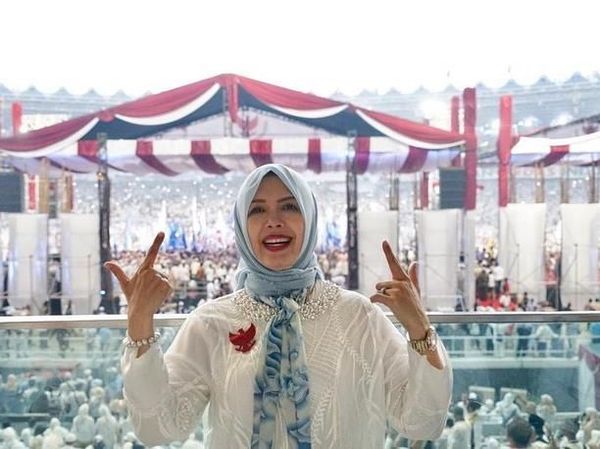 Foto: Gaya Putih Biru Istri Sandiaga Uno di Kampanye Akbar Prabowo