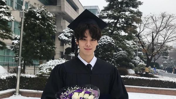 Gantengnya Guru Les Matematika yang Kini Jadi Model Terkenal