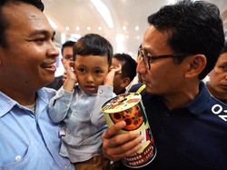 Sandiaga Dapat Hadiah Celengan dari Bapak dan Anak di Medan