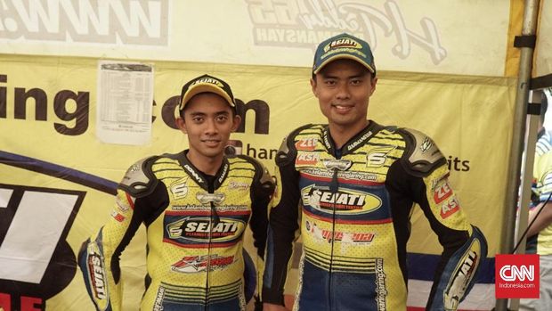 Kakak adik pebalap road race dari Hamosena Team (dari kiri) Donny Damara dan Teddy Darmansyah.
