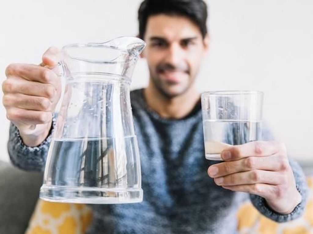 Minum Air Putih Bantu Turunkan Berat Badan, Ini 5 Sebabnya