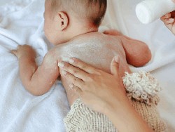 Bedak Tabur Bisa Bahayakan Pernapasan Bayi, Benarkah?
