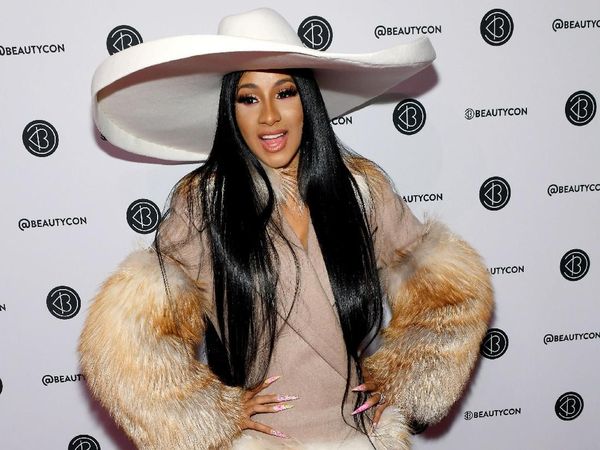 Cardi B tampil Penuh Bulu, Yay or Nay?