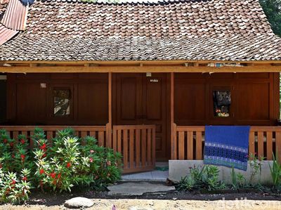 Foto Suasana Desa Kemiren Banyuwangi, Rumahnya Suku Osing