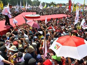 Kampanye di Kupang NTT, Jokowi Bagi-bagi Kaus ke Pendukung