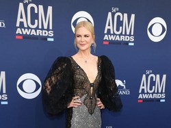 Penampilan Nicole Kidman Pakai Rok Mini Picu Perdebatan, Dituduh Editan