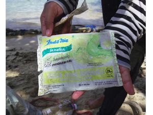 Mahasiswa Ini Temukan Bungkus Mie Instan Berusia 19 Tahun di Pantai Malang
