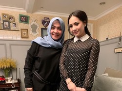 Bahagianya Rieta Amalia Dapat Kejutan Ultah dari Anak & Cucu