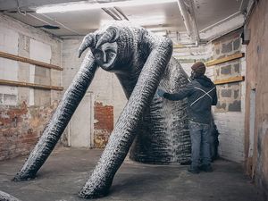 Pabrik Tua yang Terbengkalai Disulap Jadi Museum Patung Raksasa di Inggris