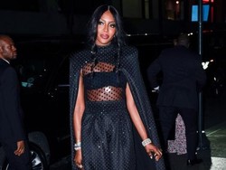 Naomi Campbell Pemotretan Tanpa Busana di Usia 49