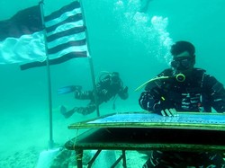 Lantamal VI Makassar Gelar Upacara Bebas Korupsi di Dasar Laut