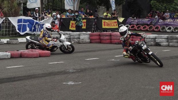 Para pebalap Road Race kerap menambahkan nama untuk menambah peruntungan.