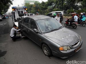 Pemprov DKI Didenda Rp 186 Juta karena Salah Prosedur Saat Derek Mobil Parkir Liar