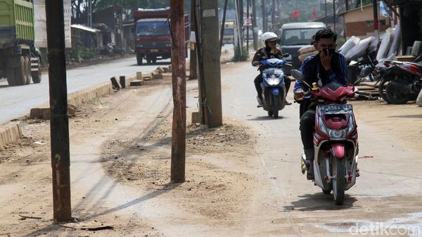 Duh, Ada Tiang di Tengah Jalan Perancis! Kok Bisa?