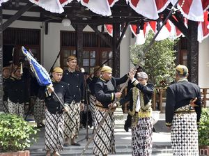 Ketika Tombak Abirawa Dikirab di Hari Jadi ke-53 Kabupaten Batang Ketika Tombak Abirawa Dikirab di Hari Jadi ke-53 Kabupaten Batang