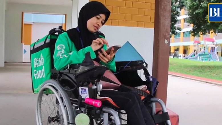 Perempuan Penyandang Disabilitas Nge-Grab Pakai Kursi Roda