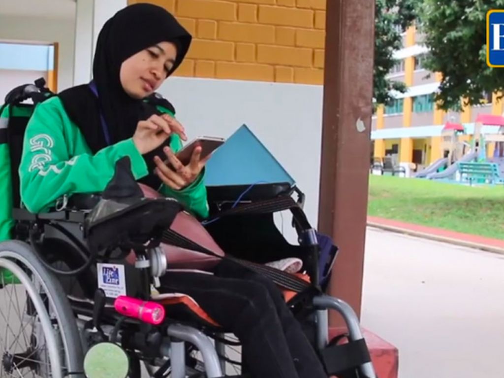 Perempuan Penyandang Disabilitas Nge-Grab Pakai Kursi Roda Perempuan Penyandang Disabilitas Nge-Grab Pakai Kursi Roda