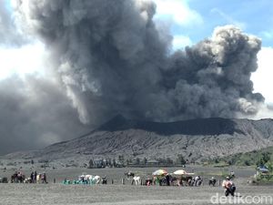 Wisatawan Sebut Bromo Lebih Eksotis Saat Erupsi Wisatawan Sebut Bromo Lebih Eksotis Saat Erupsi