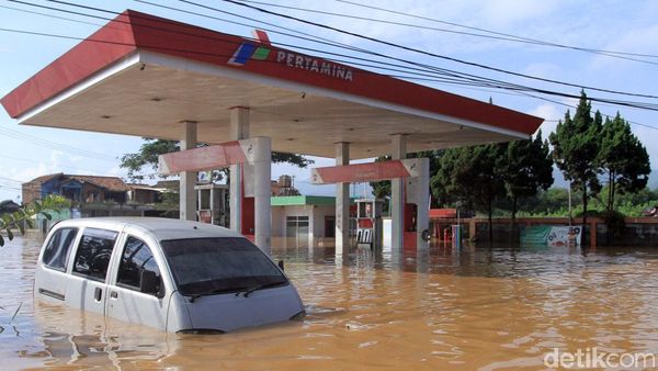 Potret SPBU Terendam Banjir di Kabupaten Bandung
