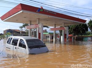 Potret SPBU Terendam Banjir di Kabupaten Bandung