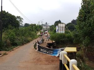Diguyur Hujan Deras, Ruas Jalan di Pasir Putih Depok Amblas