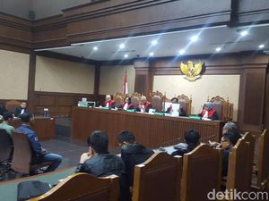 Terbukti Terima Suap dan Gratifikasi, Irwandi Yusuf Divonis 7 Tahun Bui Terbukti Terima Suap dan Gratifikasi, Irwandi Yusuf Divonis 7 Tahun Bui