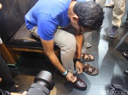 Sandiaga Beli Sepatu Kulit untuk Debat Pilpres Terakhir di Sidoarjo