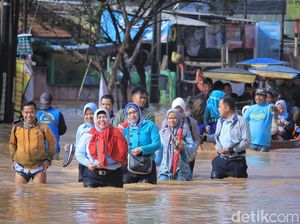 Jalan Dayeuhkolot-Banjaran Terputus, Warga Nekat Terobos Banjir
