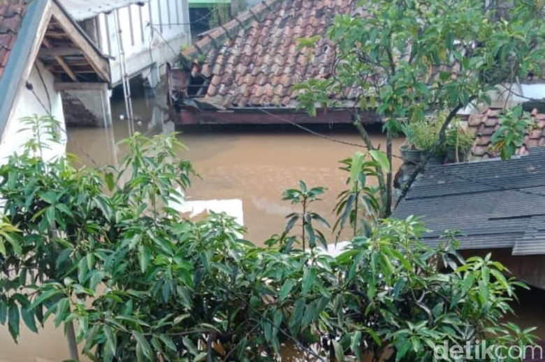 Banjir Menerjang Kabupaten Bandung, Air Hampir Menyentuh Atap Rumah