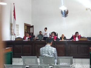 Wahid Husen Divonis 8 Tahun Bui, Pengacara Pertimbangkan Banding Wahid Husen Divonis 8 Tahun Bui, Pengacara Pertimbangkan Banding